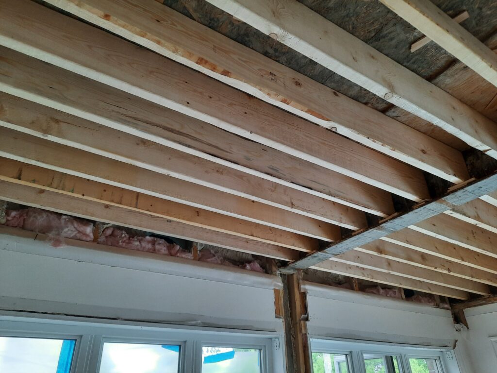Plafond et charpente reconstruits dans une extension touchée par une infiltration à Laval
