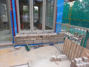 Travaux correctifs autour d’une ouverture dans un mur de brique