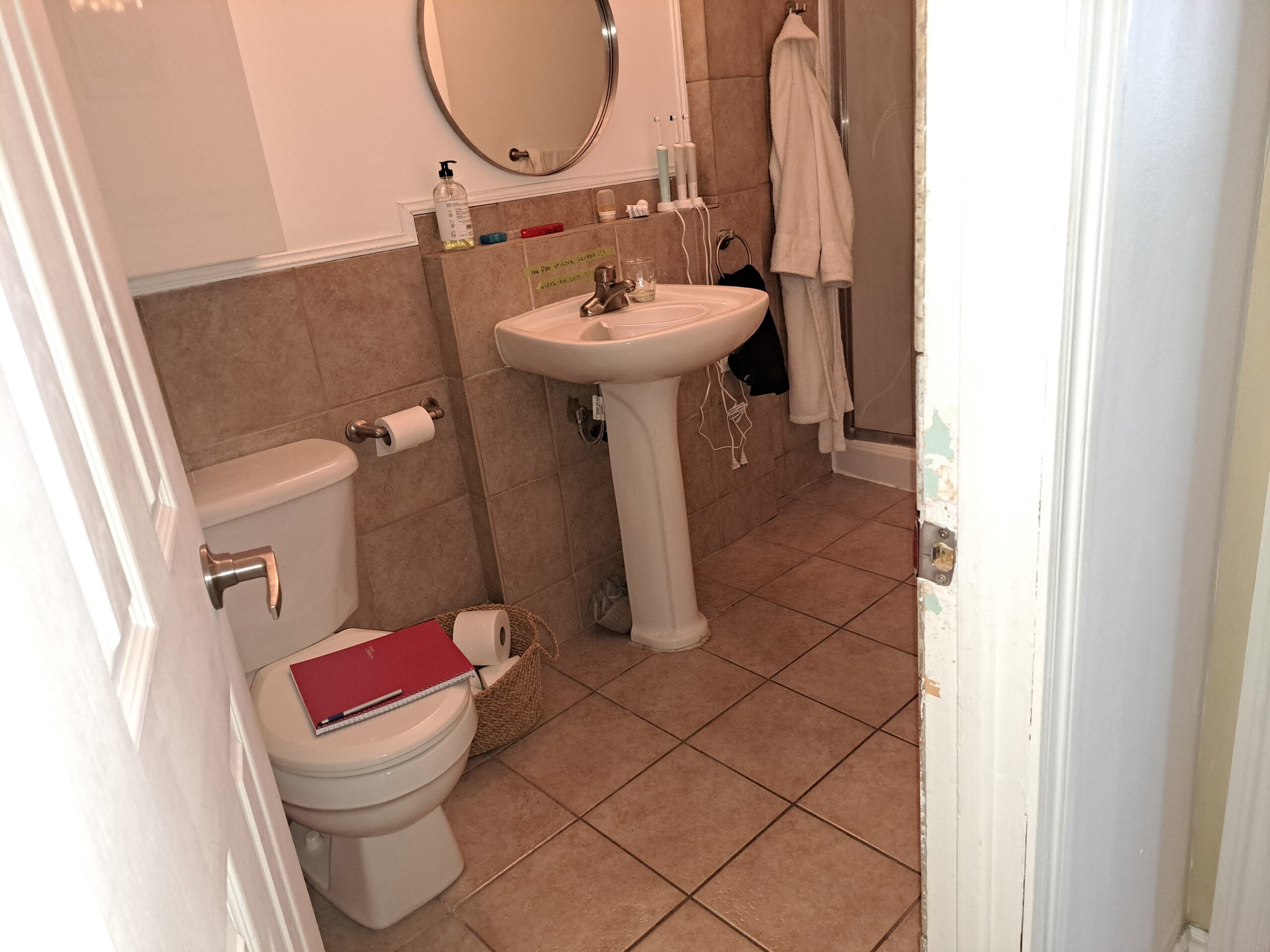 Salle de bain avec douche, toilette et lavabo