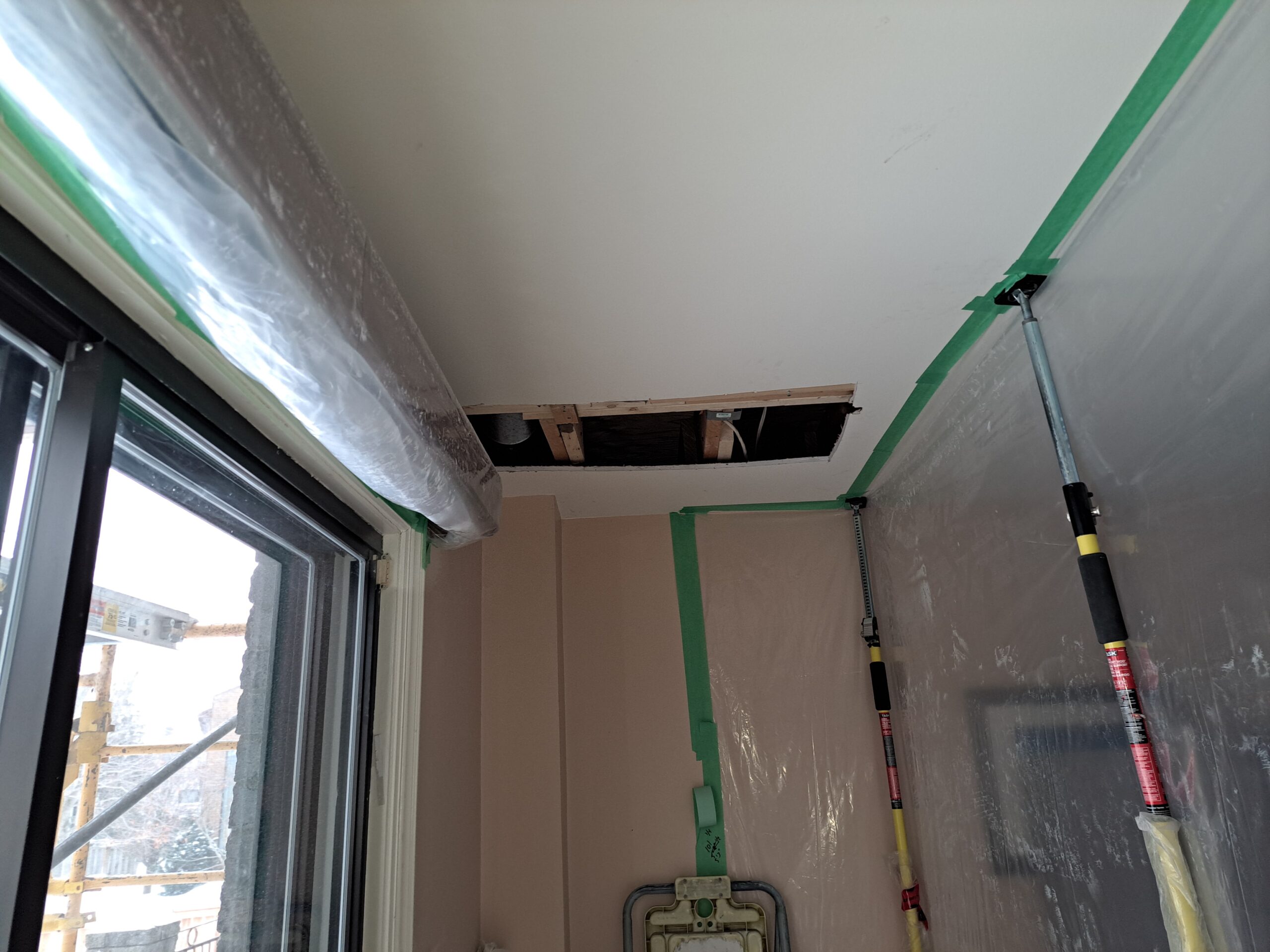 Ouverture ciblée d’un plafond avec protections de la zone de travail