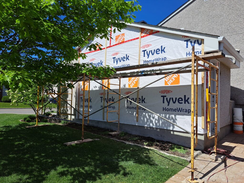 Nouveau panneau OSB, pare-air et fourrures sur le mur extérieur à Blainville