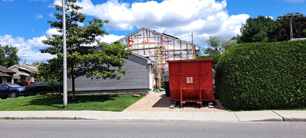 Vue générale vers la fin des travaux de revêtement extérieur à Blainville