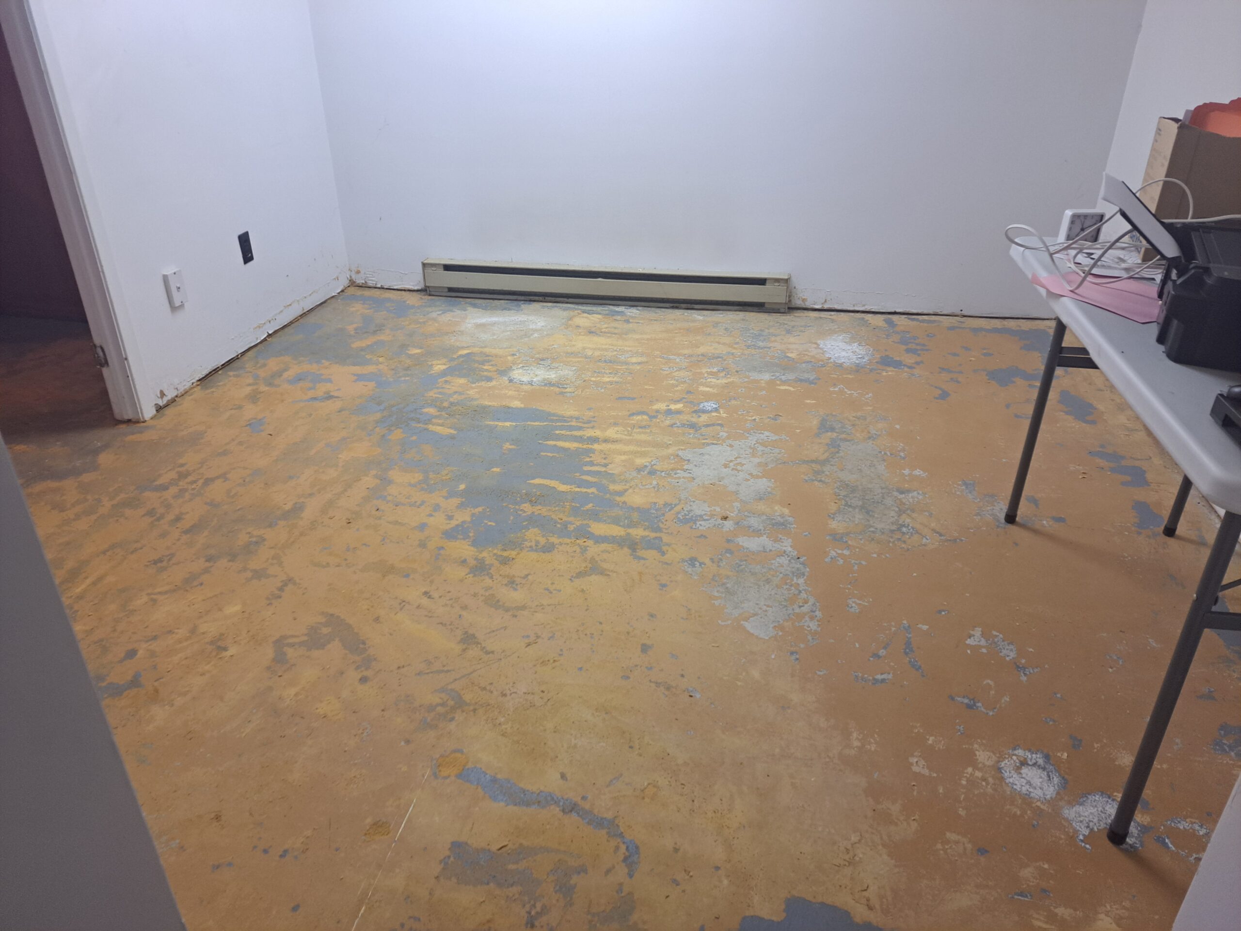Matériaux de plancher exposés après le retrait d’un revêtement