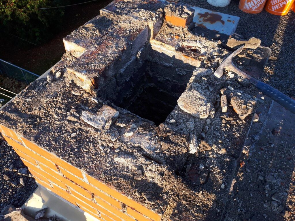 Intérieur d’une cheminée démontée avant sa condamnation à Montréal