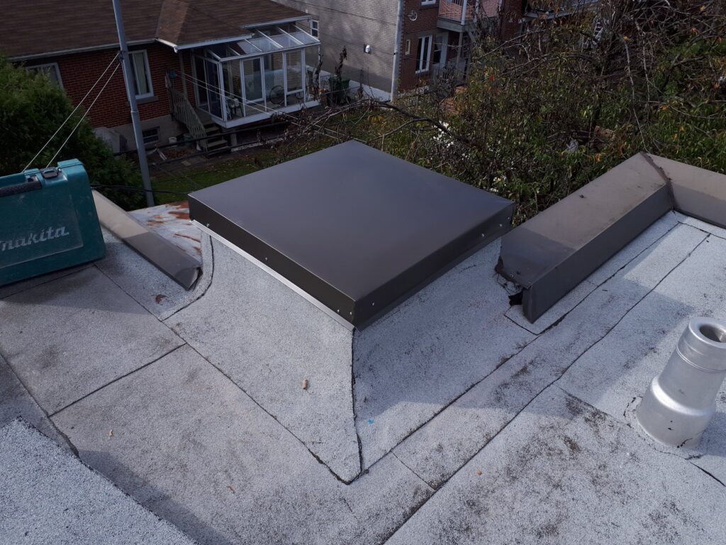 Cheminée condamnée avec chapeau métallique fabriqué sur mesure à Montréal
