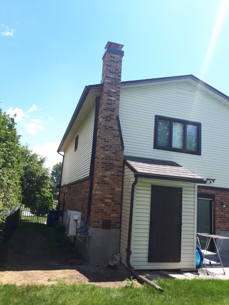 Cheminée arrière démolie et reconstruite sur un bâtiment à Laval